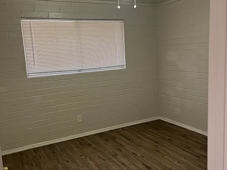 6235 N 60th Ave #2 — Photo 3