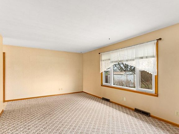 3rd image of 1160 Sherwood Dr