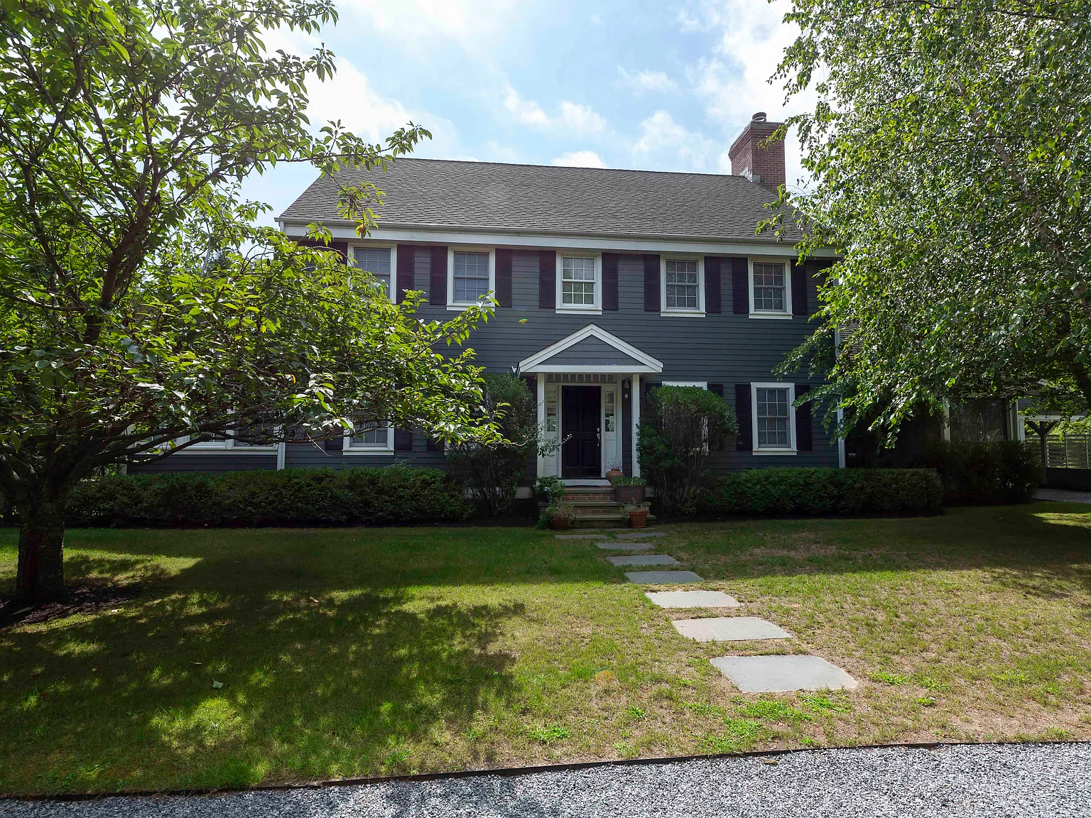 Cozy, Traditional and Artistic Bridgehampton Home — Photo 3