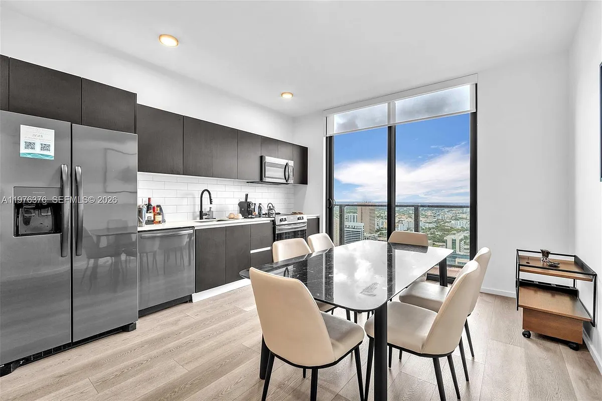 Building Photo - 398 NE 5th St #Penthouse 4701