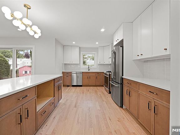 4th image of 721 Schaefer Avenue