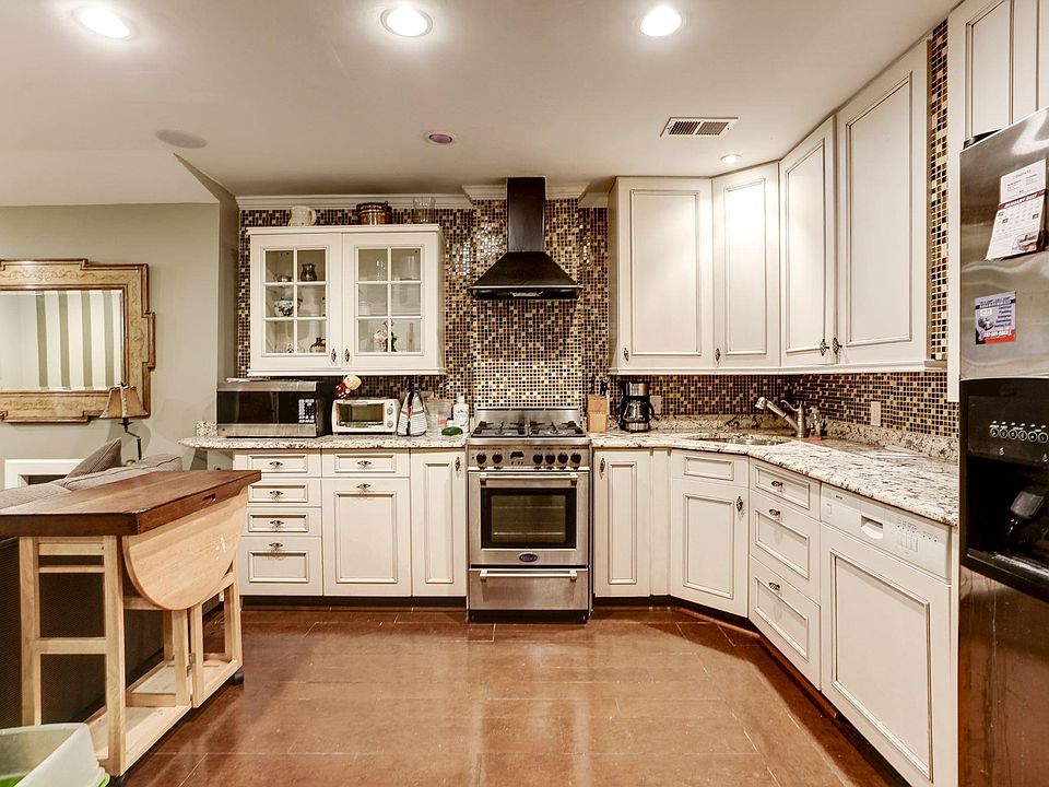 Room in kitchen for an island! Hardwood floors thruout!