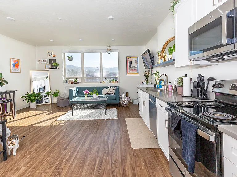 Citizens West Apartments — Photo 6