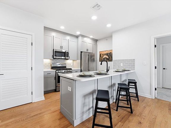 4th image of 660 Bloomfield Ave #406