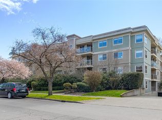 Meares Park Place, Victoria, BC V8V 3J7