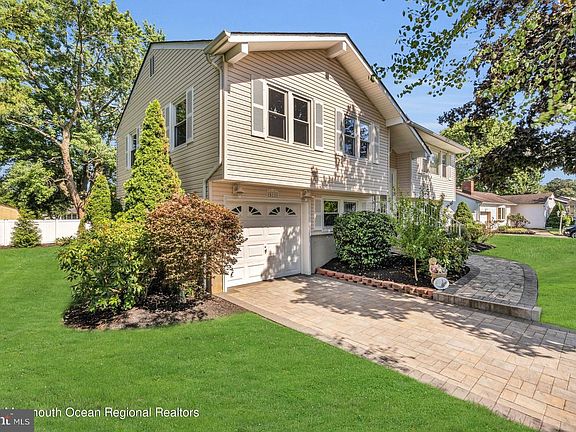 3rd image of 511 Maplewood Dr