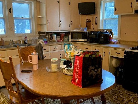 3rd image of 5831 Shawnee Rd