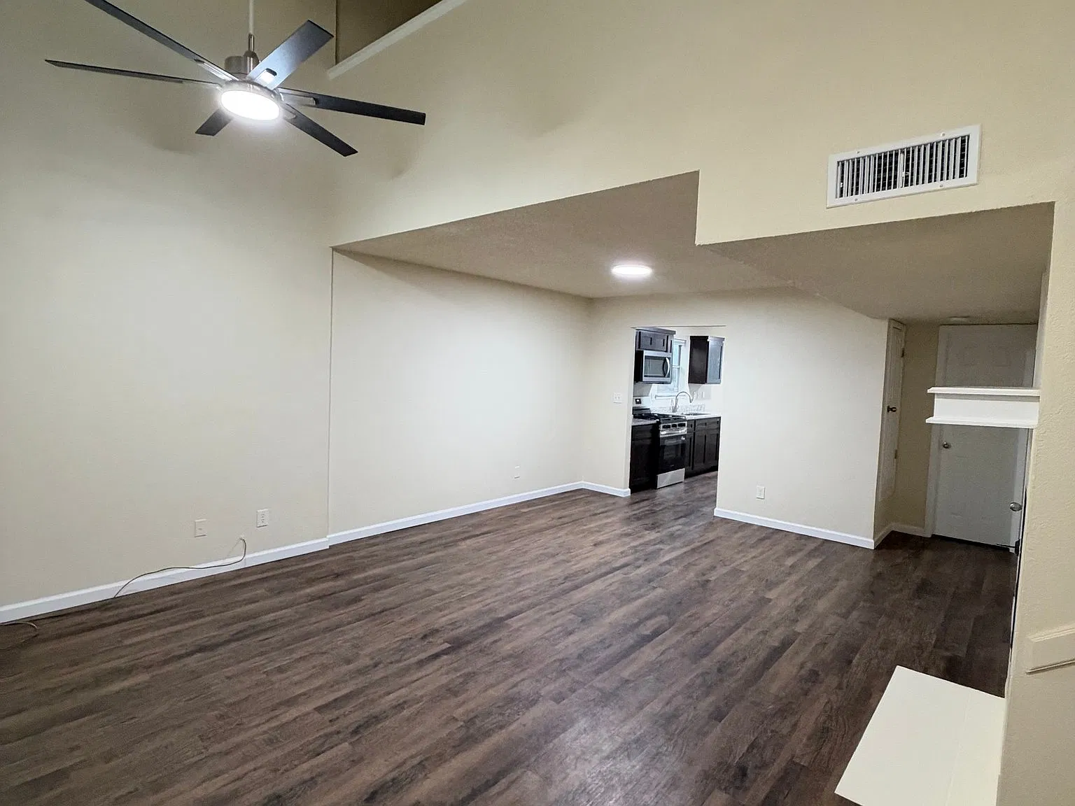 Newly renovated home! Spacious 3 bed 2 bath home plus a loft. — Photo 4