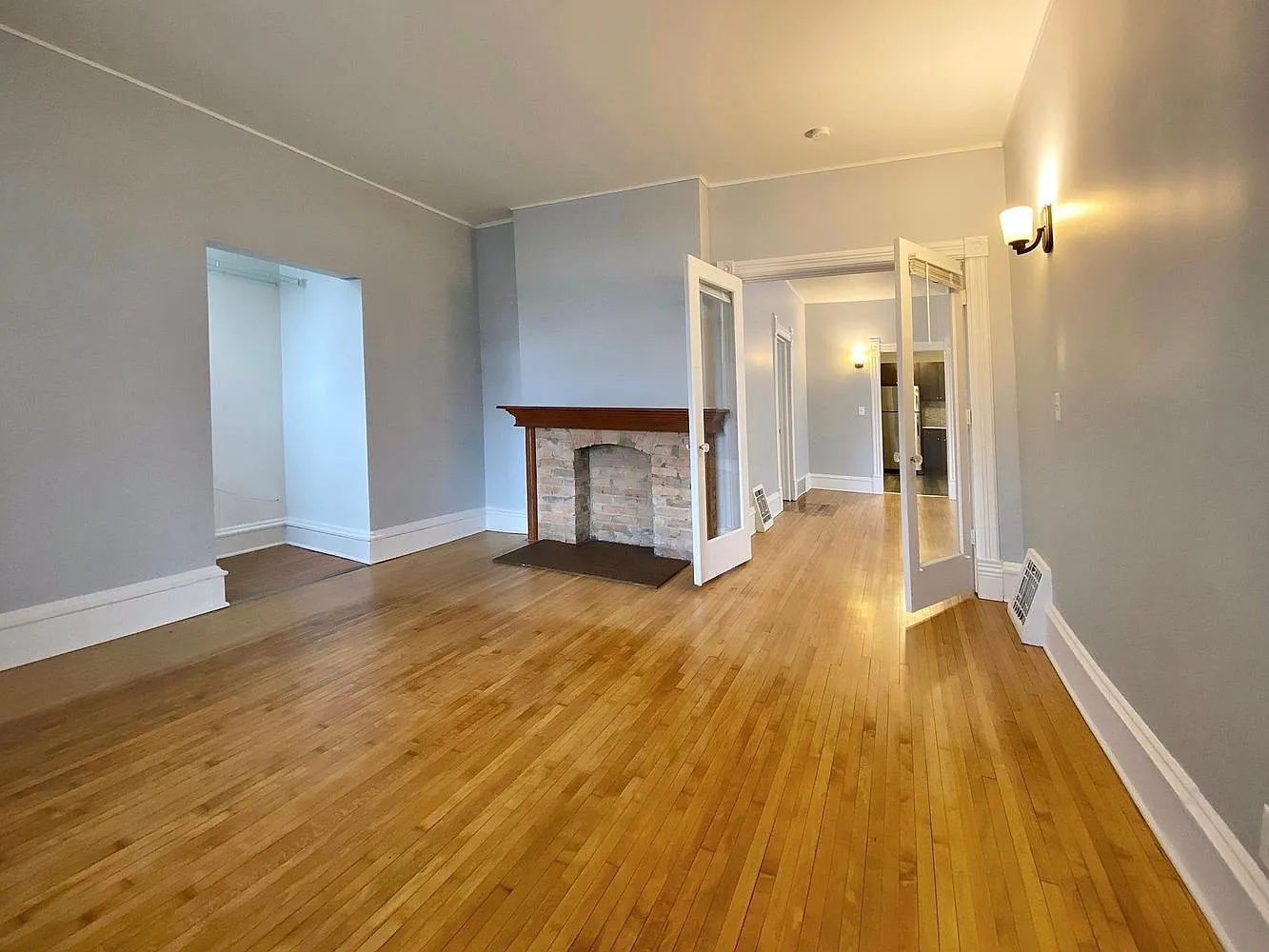 3 bed, 1200 sqft, $2,095 — Photo 3