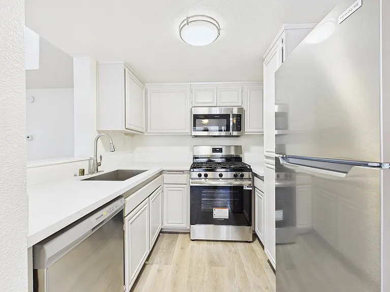 11325 Morrison St — Photo 7