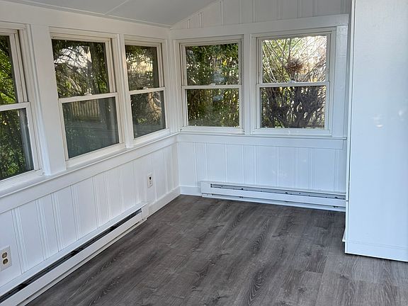 Entrance: Spacious, extra seating space