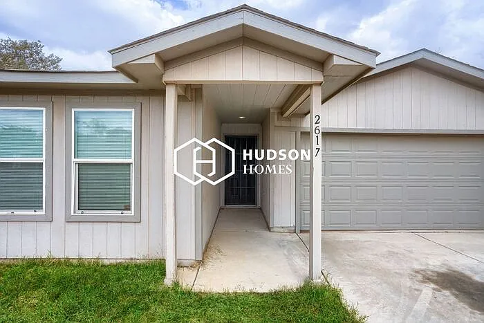 3 bed, 2.0 bath, 1298 sqft, $1,235 — Photo 3