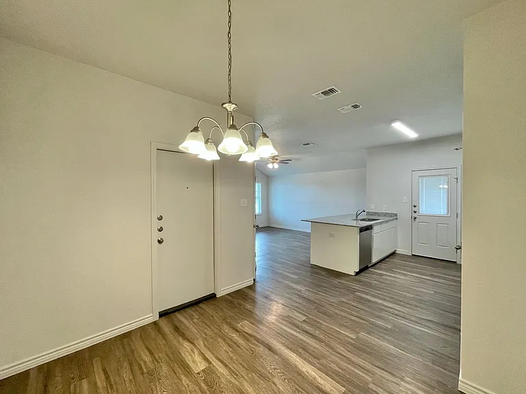 1806 Clovis Dr — Photo 9