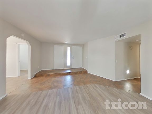 2nd image of 570 W Myrna Ln