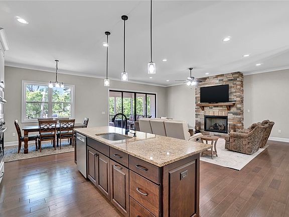 5th image of 602 W Pine Ct