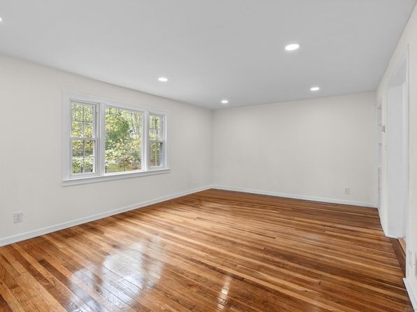 380 Pumpkin Hill Rd, Ledyard, CT 06339