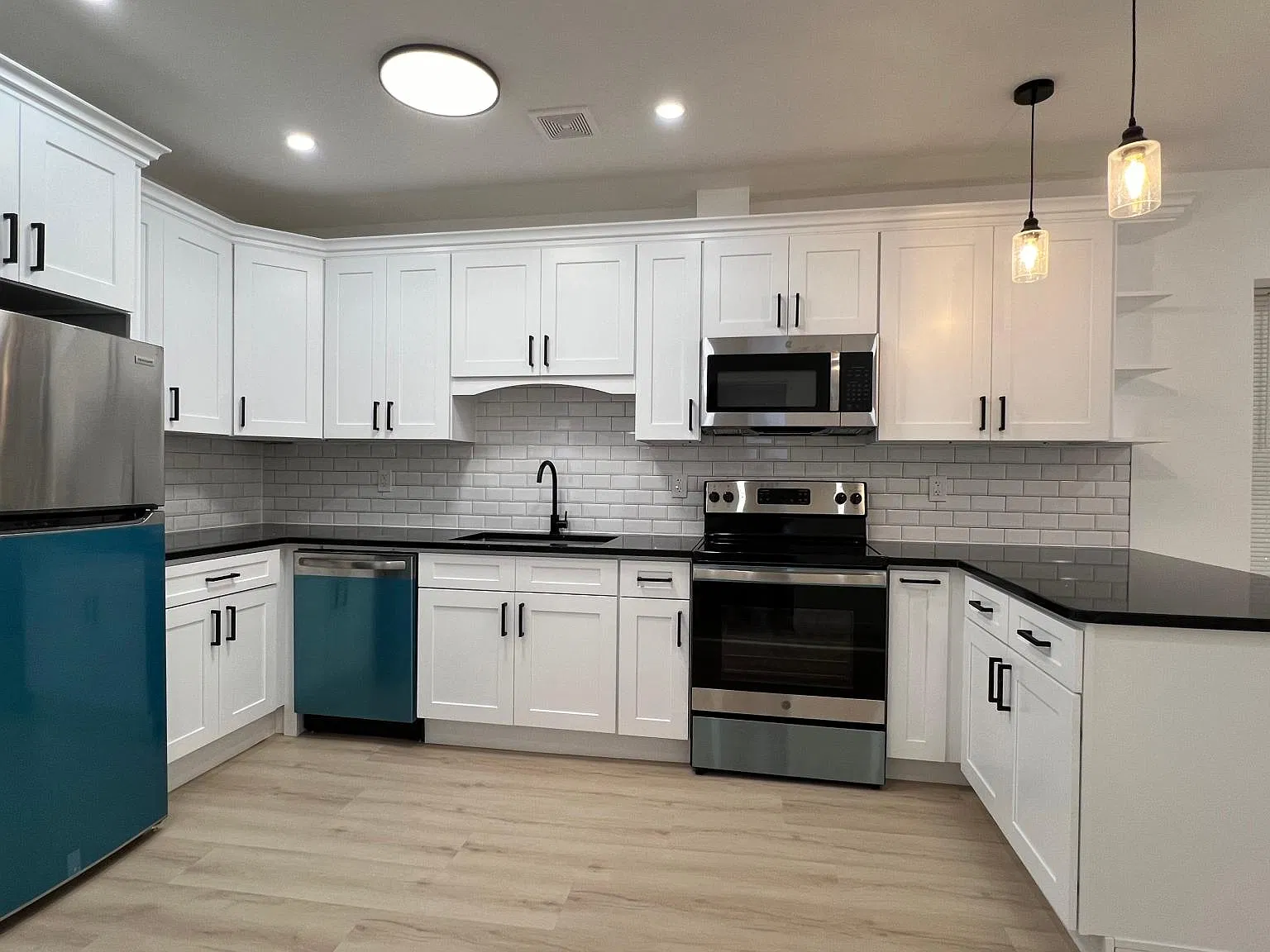 3 bed, 1350 sqft, $1,900 — Photo 2