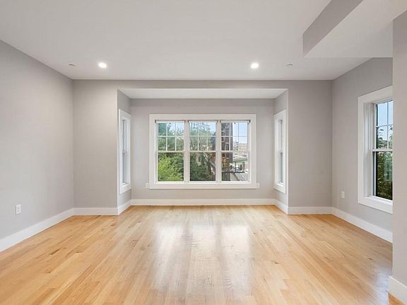 5th image of 186 Havre St Unit 4