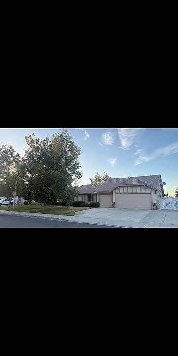3143 Mariposa Ave