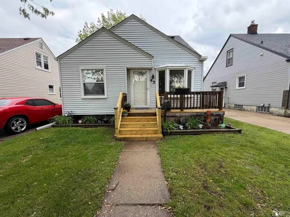 45 Cleveland St, Trenton, MI 48183