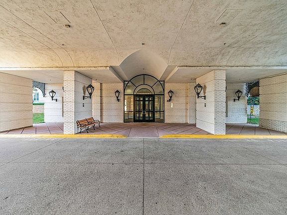 3rd image of 100 Marina Dr APT 113