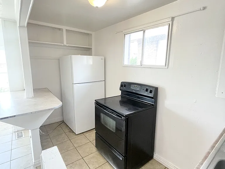 613 28th St #1 — Photo 8