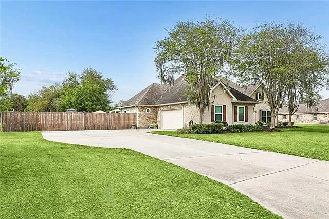 4 bed, 3.0 bath, 2511 sqft, $4,000 — Photo 2