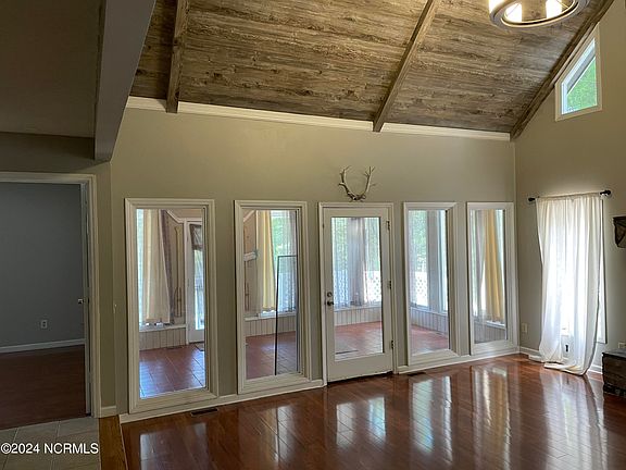 4th image of 3209 Island Dr SE