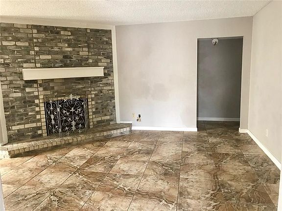 5th image of 2307 Versailles Dr