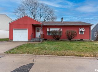 6 Riverview Ln, Bettendorf, IA 52722
