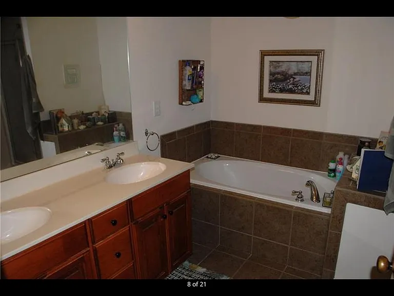 Master bath with large tub!