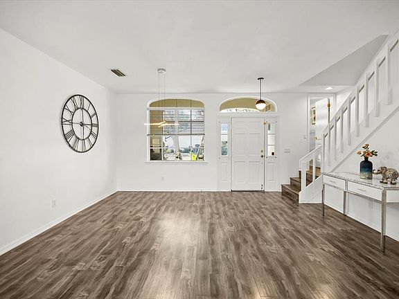 5th image of 220 Wimbledon Cir