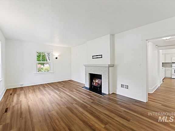 4th image of 1903 Blaine St