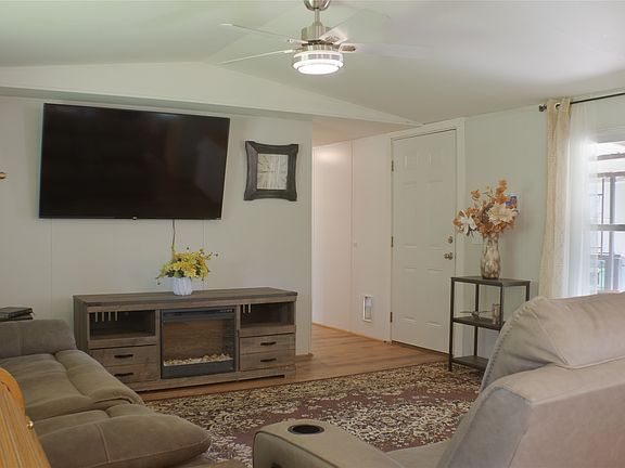 3rd image of 214 E Dobkins St
