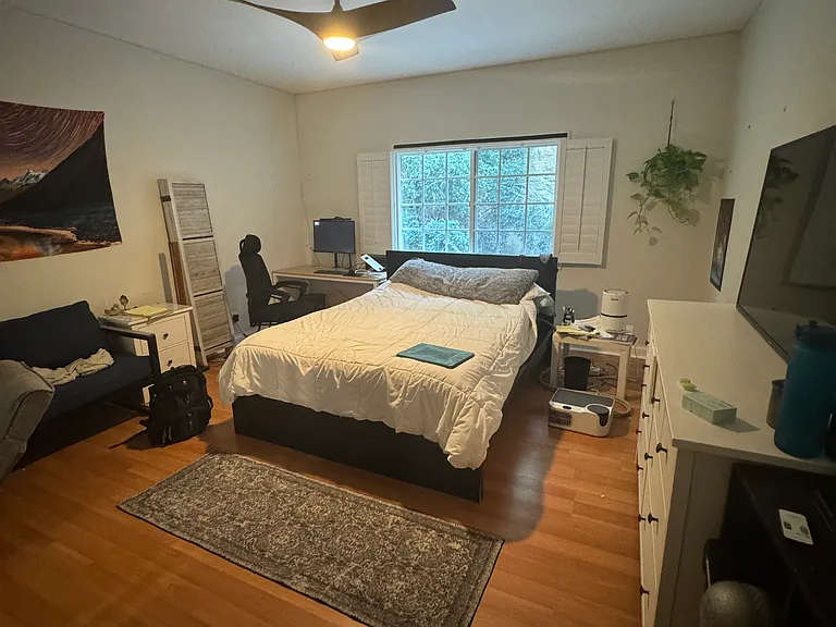 605 W Maple St W — Photo 1