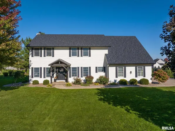 6411 Woodland Ct, Davenport, IA 52807