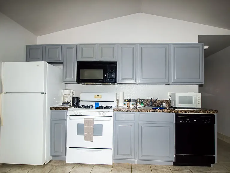 4949 Desert Knoll Ave #31 — Photo 2