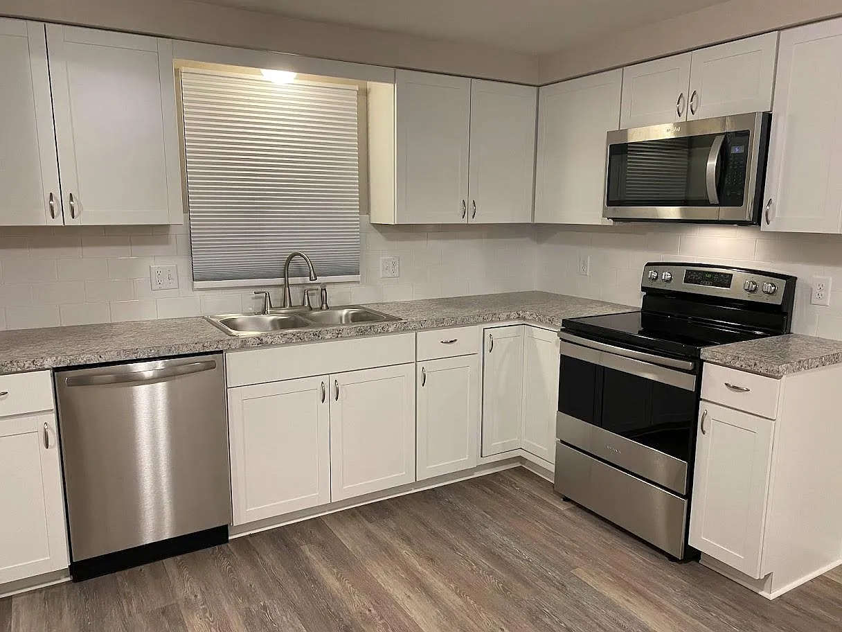 3 bed, 1.5 bath, 1368 sqft, $2,575 — Photo 3