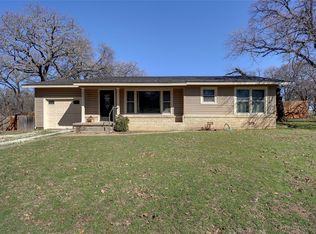 913 Poe St, Azle, TX 76020