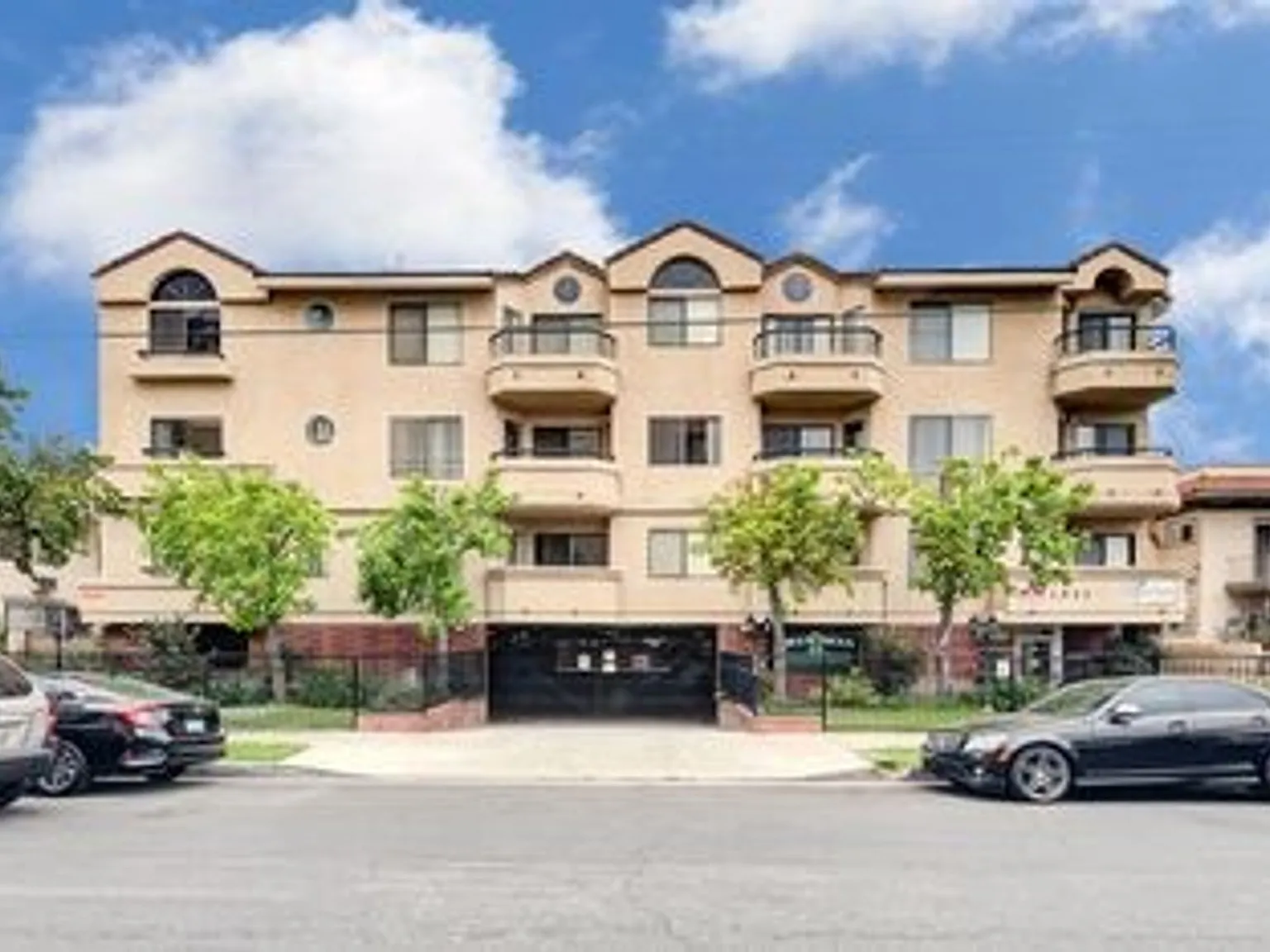 Francis Apartments...Gorgeous Newly Remodeled ...CALL NOW! — Photo 2