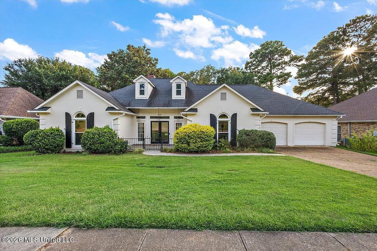 4 bed, 2.0 bath, 2477 sqft, $2,900 — Photo 1