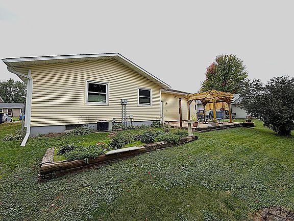 4th image of 220 3rd Ave NE