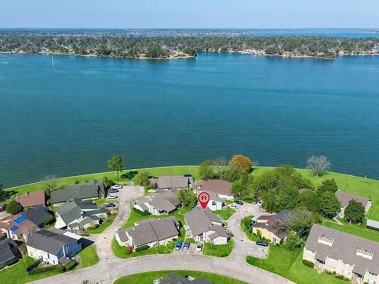 17 April Point Dr N — Photo 2