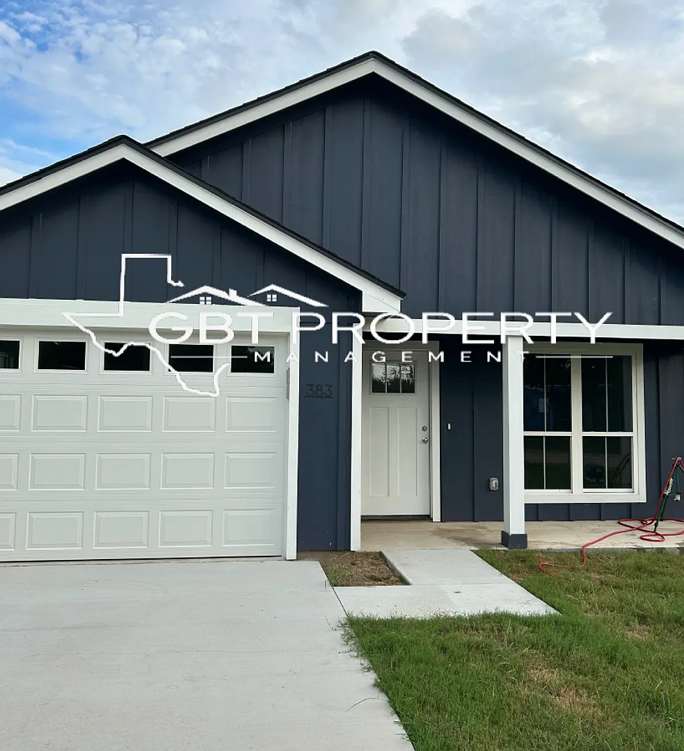 3 Bedroom 2 Bathroom Home! — Photo 1