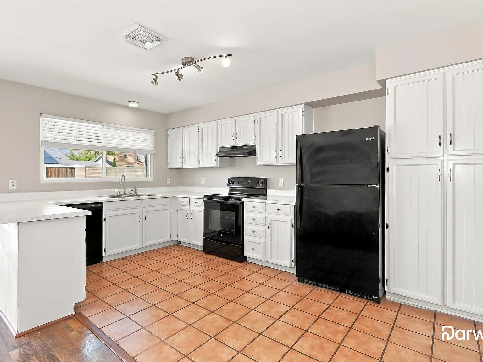 3 bed, 2.0 bath, 1574 sqft, $2,490 — Photo 4