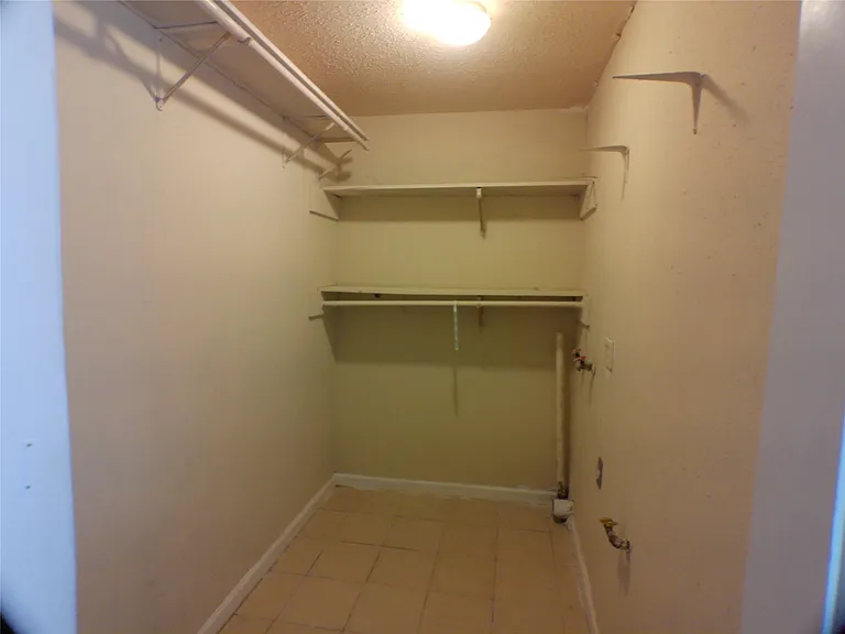 1301 Glenmore Dr — Photo 24