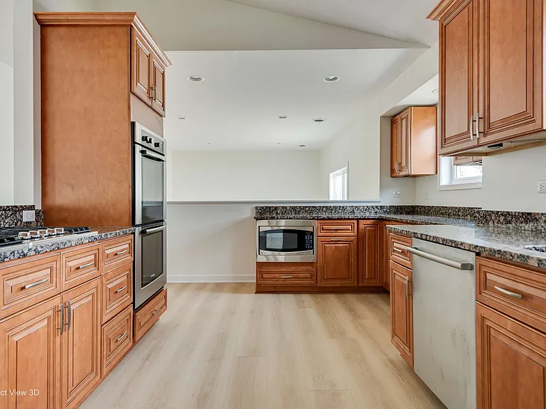 900 Ashford Ln — Photo 6