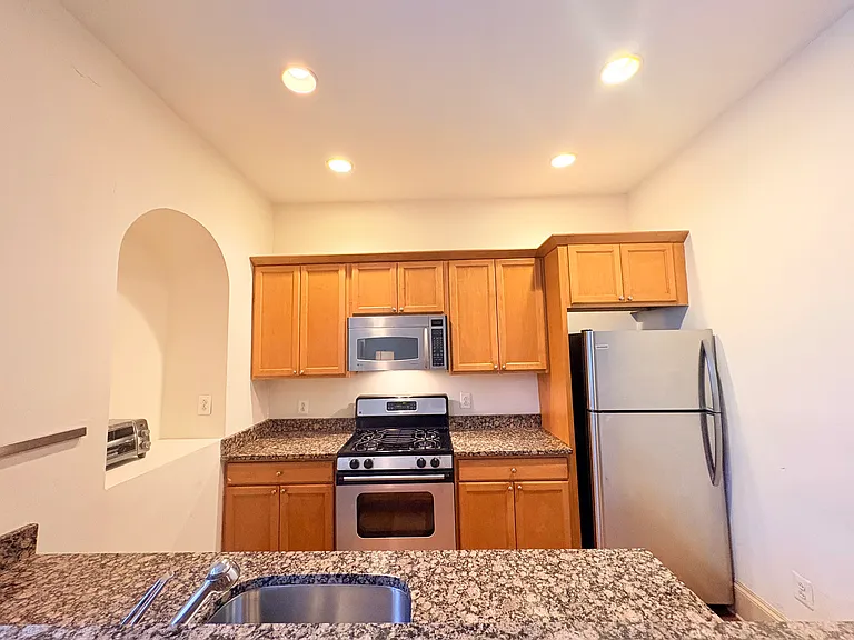 250 S 13th St #1B — Photo 6