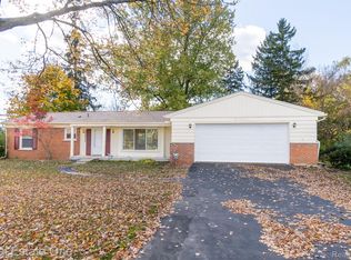 27911 Kendallwood Dr, Farmington Hills, MI 48334