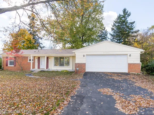 27911 Kendallwood Dr, Farmington Hills, MI 48334